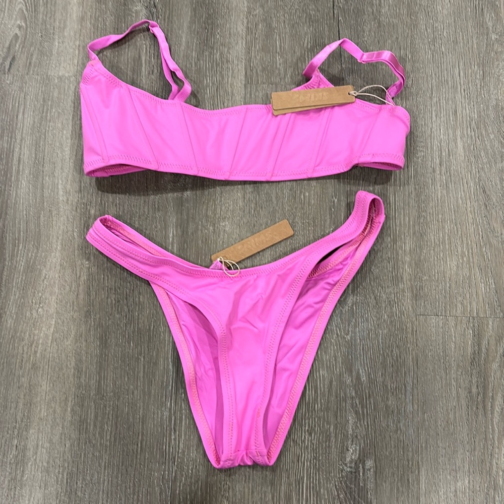 Skims brand new bikini set!
Never worn